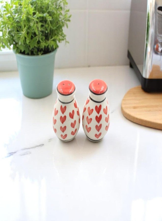 THE POTTERY MUSE طقم رشاشات ملح وفلفل من السيراميك من ذا بوتري ميوز بنقشة قلوب حمراء - طقم من قطعتين، قاعدة بيضاء، ديكور طاولة المطبخ، رشاشة توابل، رشاشة رقائق الفلفل الحار ورشاشة توابل الأوريجانو - Image 4